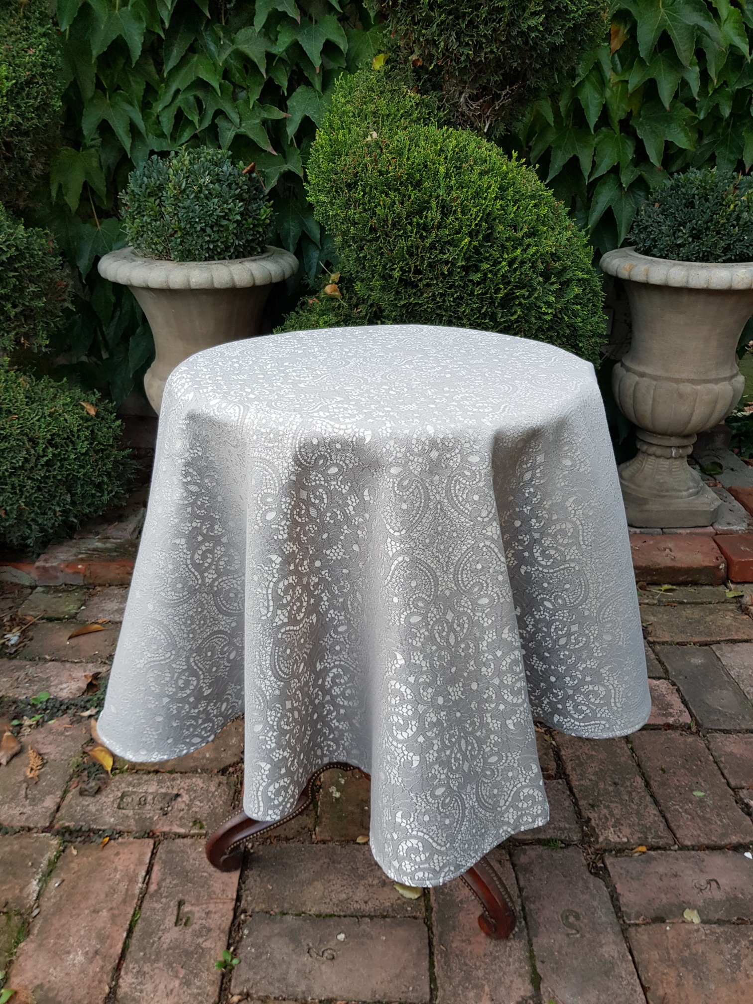 Krajka v romantické šedé