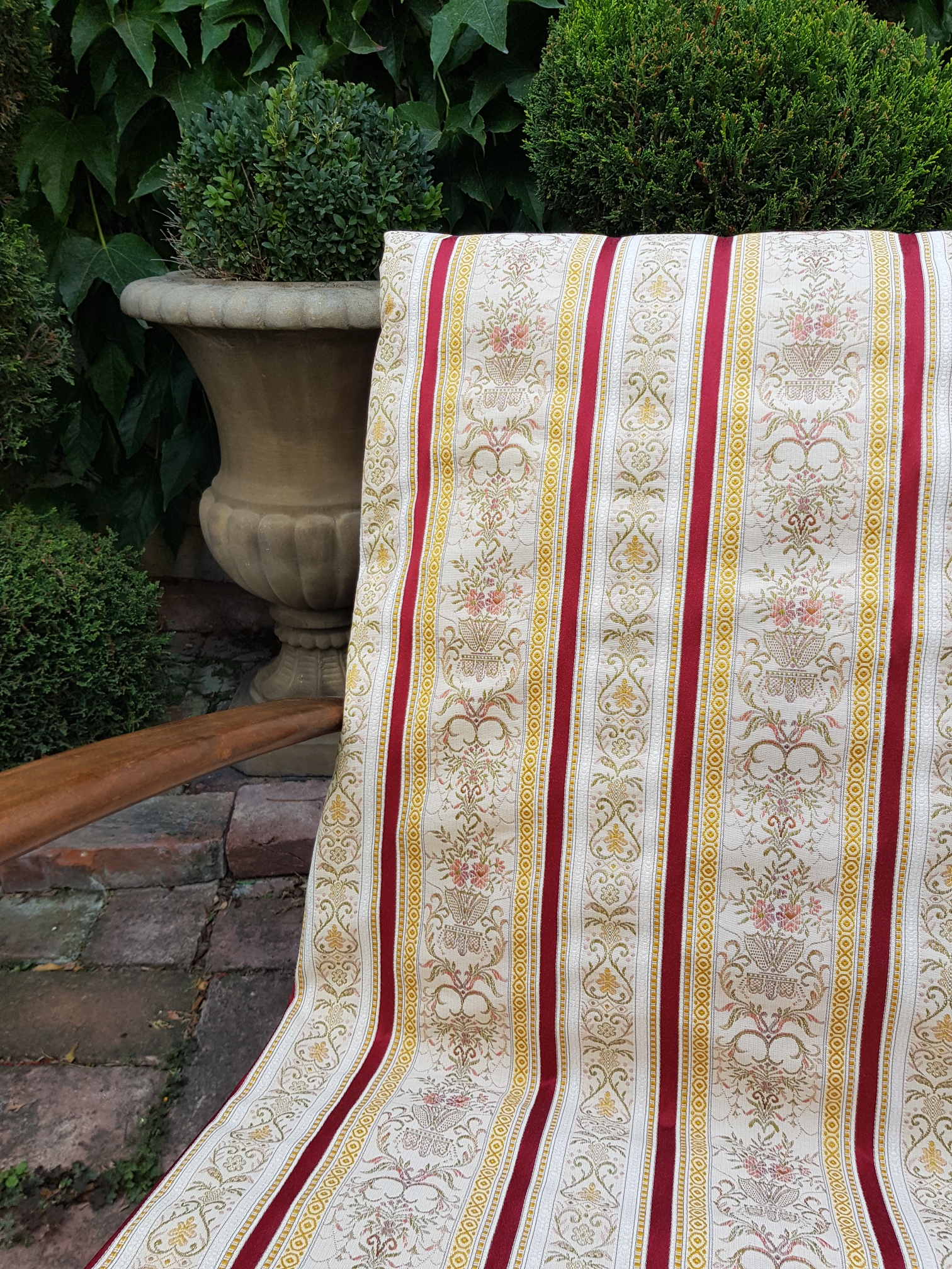 Tkané pruhy a ornamenty v burgundy