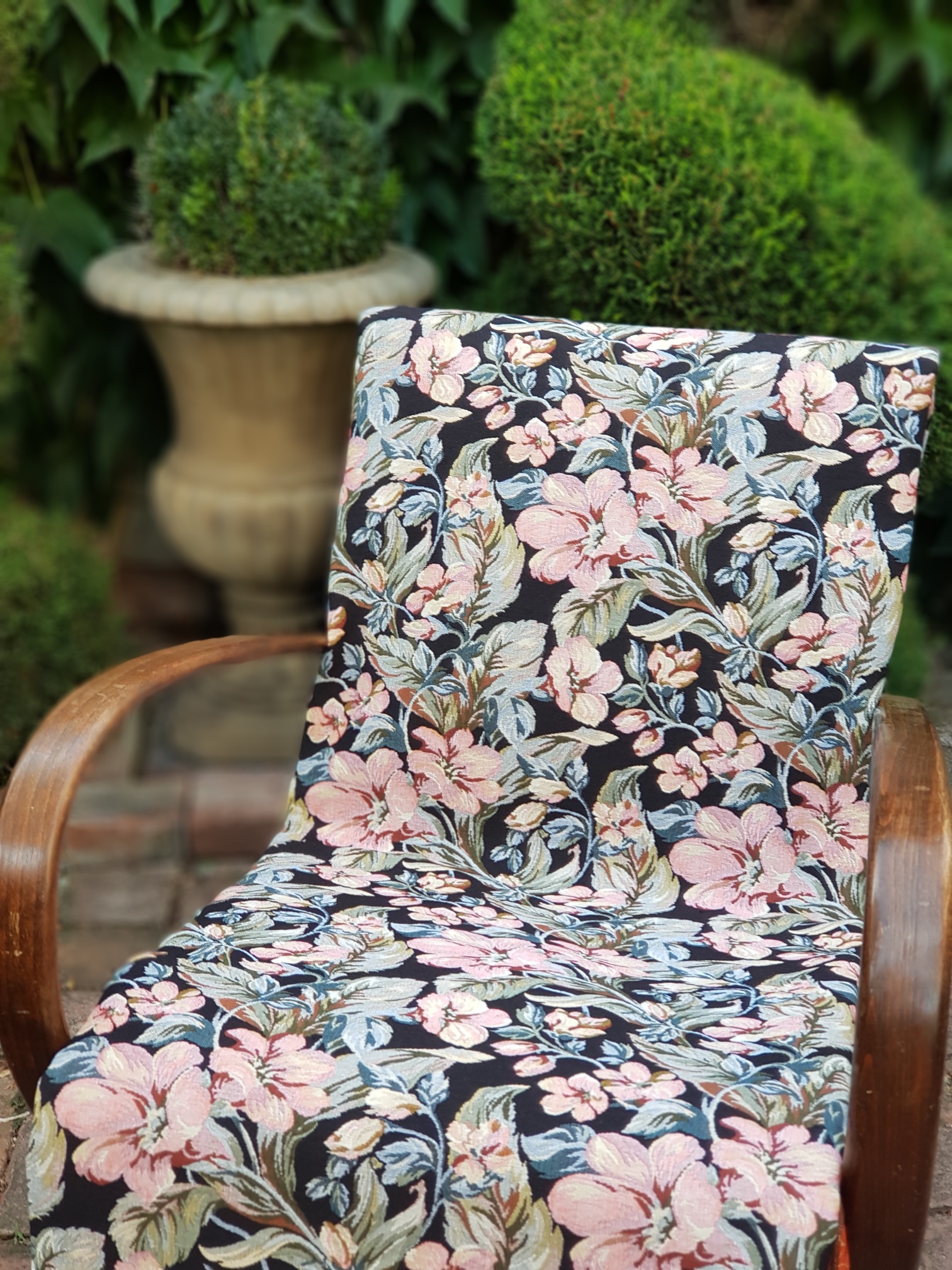 Květinová harmonie na černé