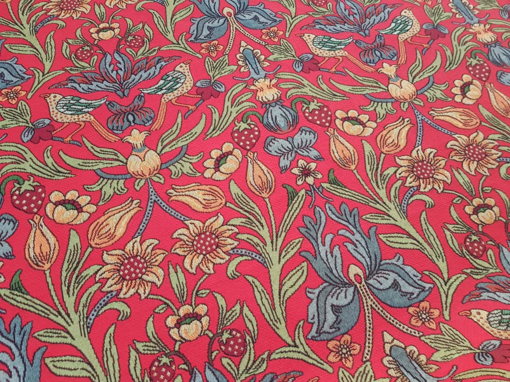 Plody a ptáci ve florální secesi na syté červené