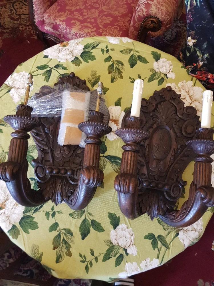 Velká vyřezávaná svítidla na stěnu