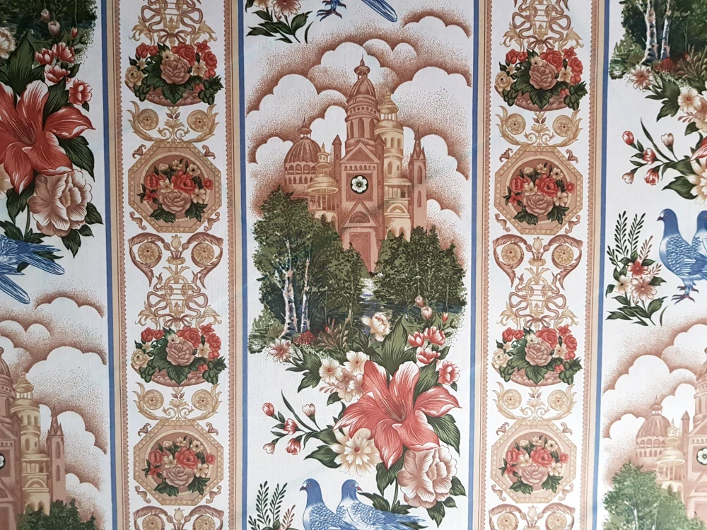 Ornamenty s květy, ptáky a architekturou v pruzích