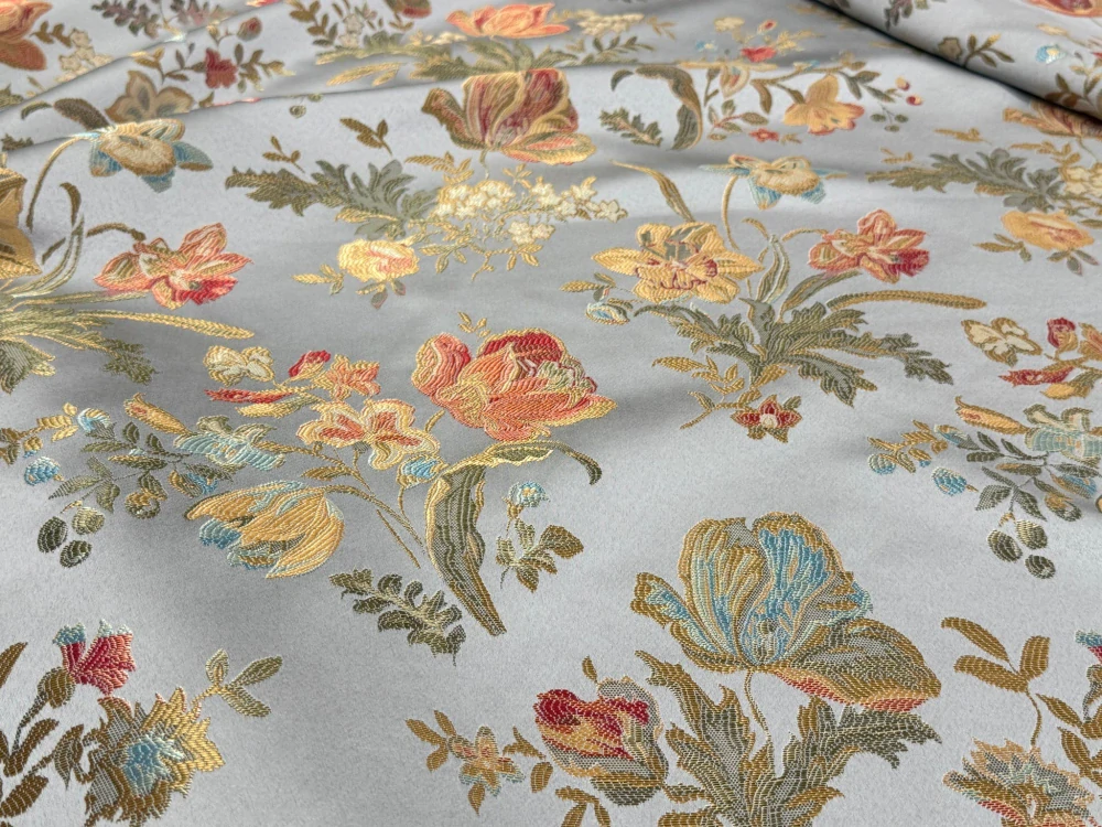 Tkané květy na stříbrnošedém podkladu