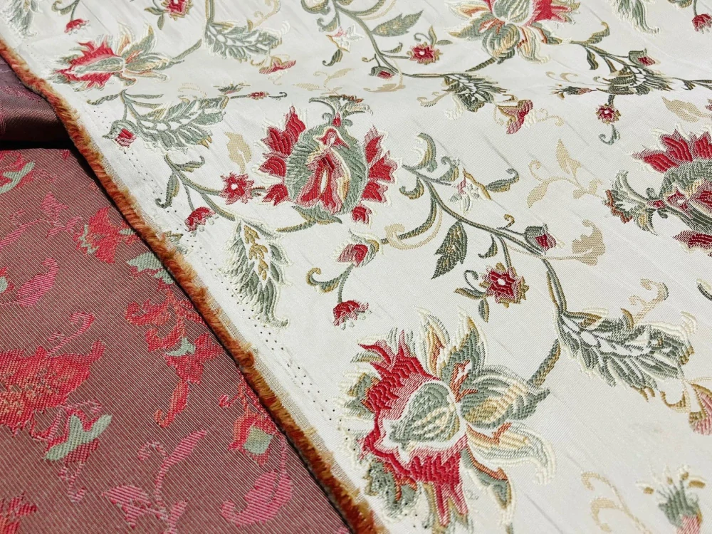 Tkané květy na světlém podkladu