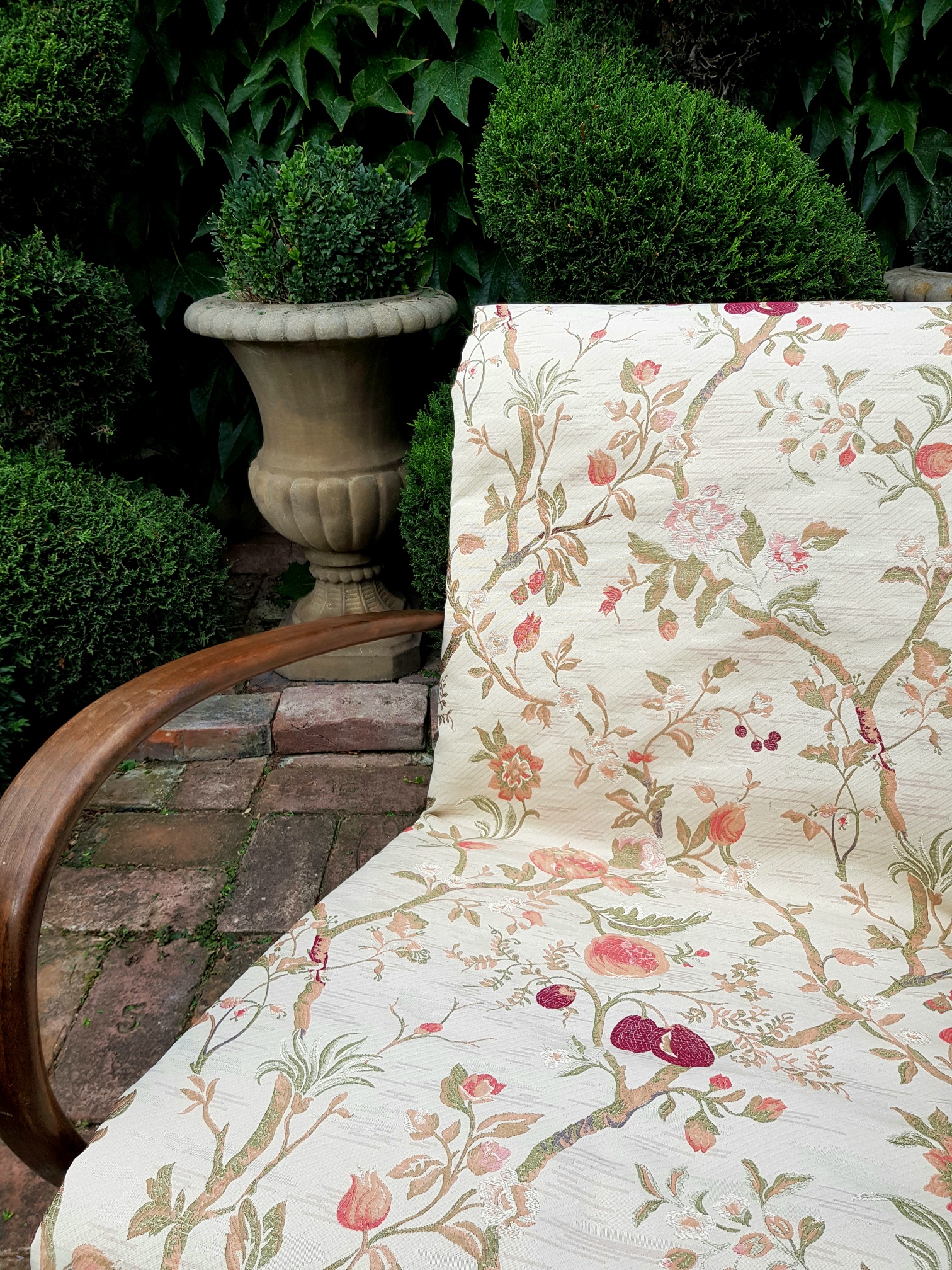 Rostliny a plody v bordó na béžové