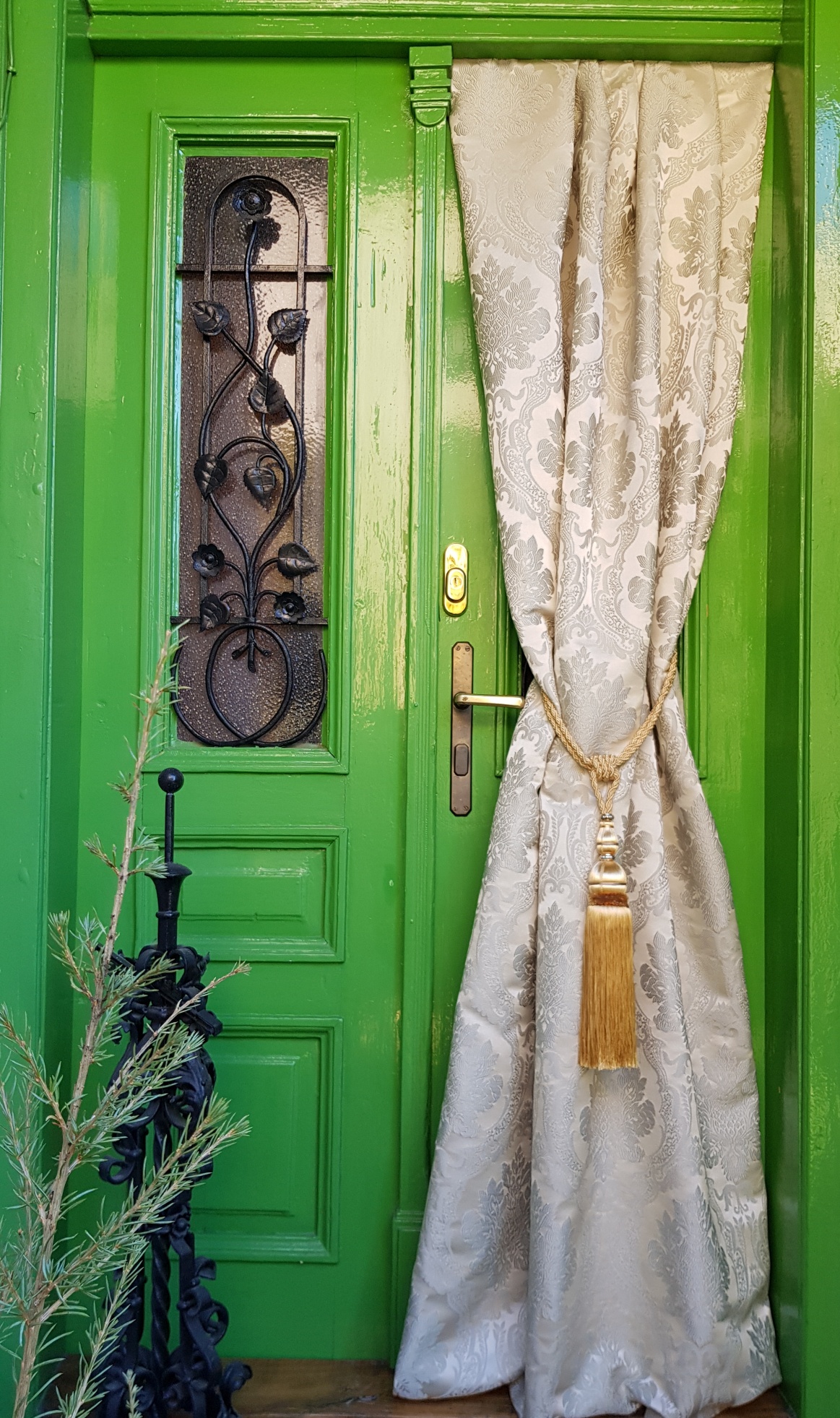 Květinová výšivka v ornamentech 2,8 metru