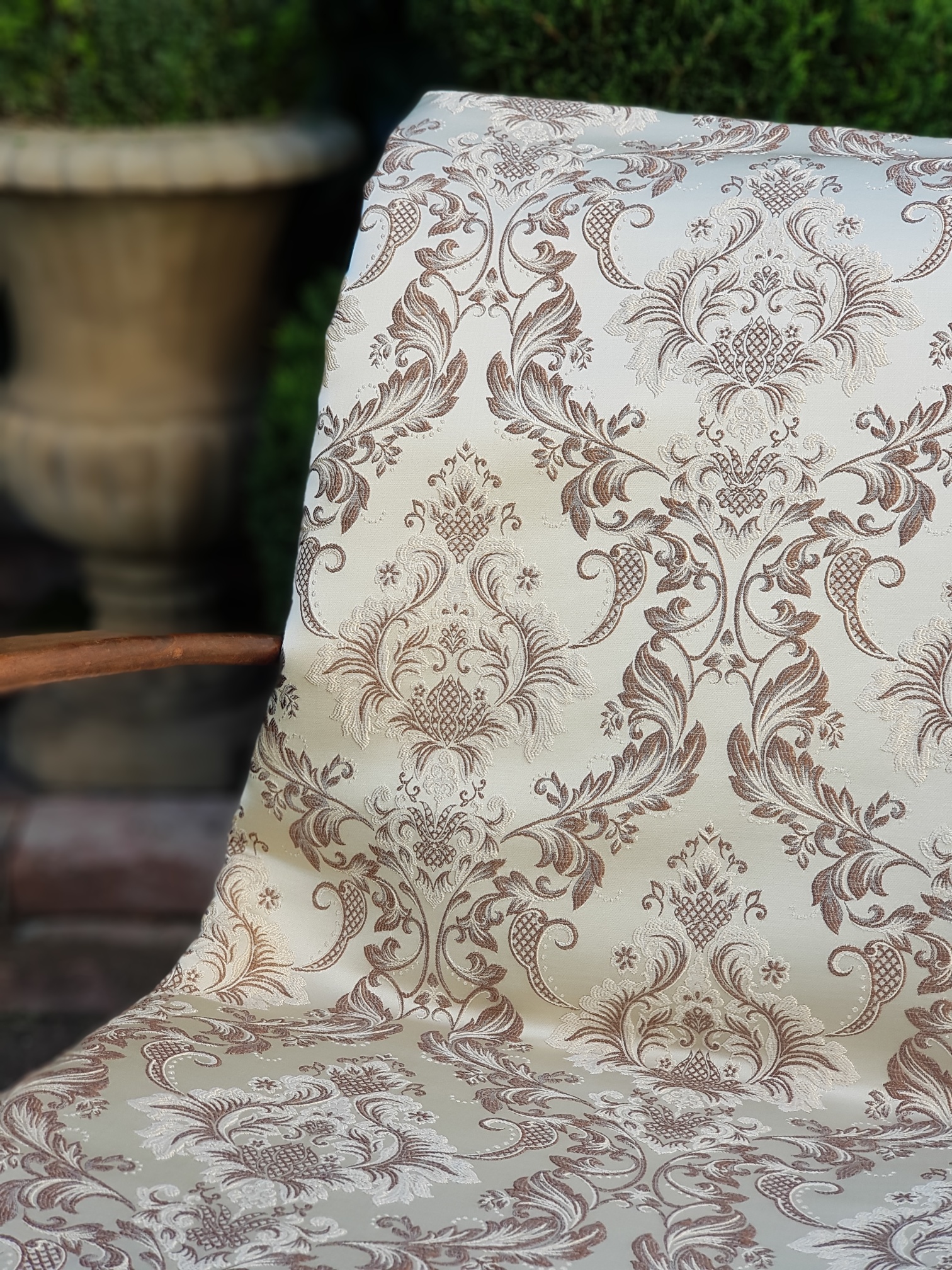 Damaškový motiv "Imperial" na tmavé krémové