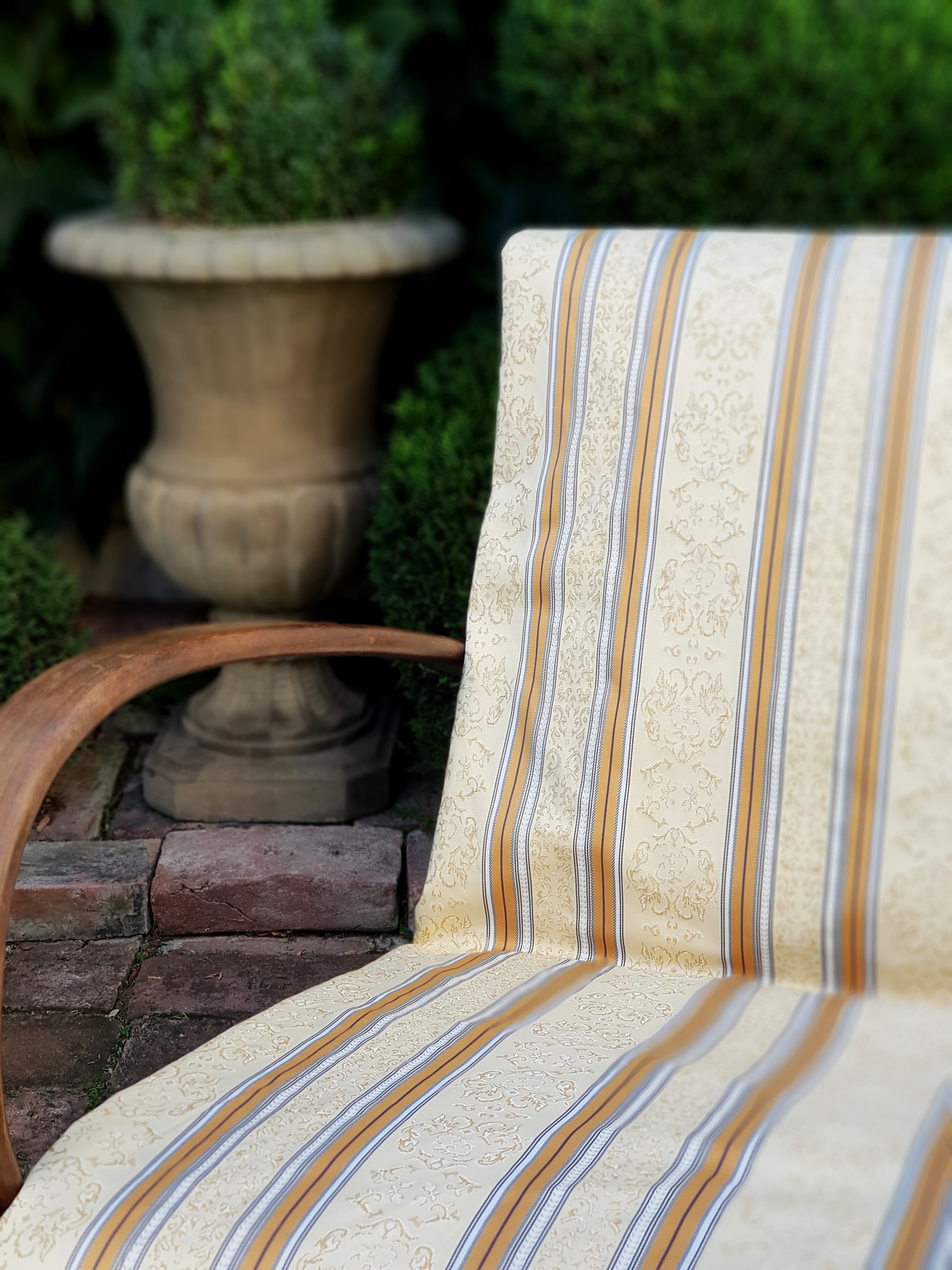 Zlatosmetanové a okrové pruhy