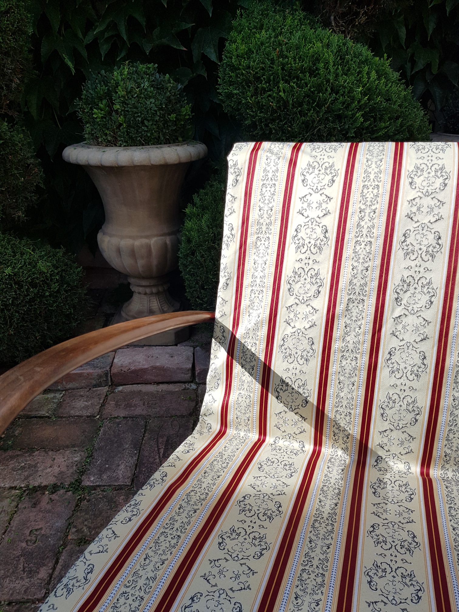 Béžové a červené pruhy