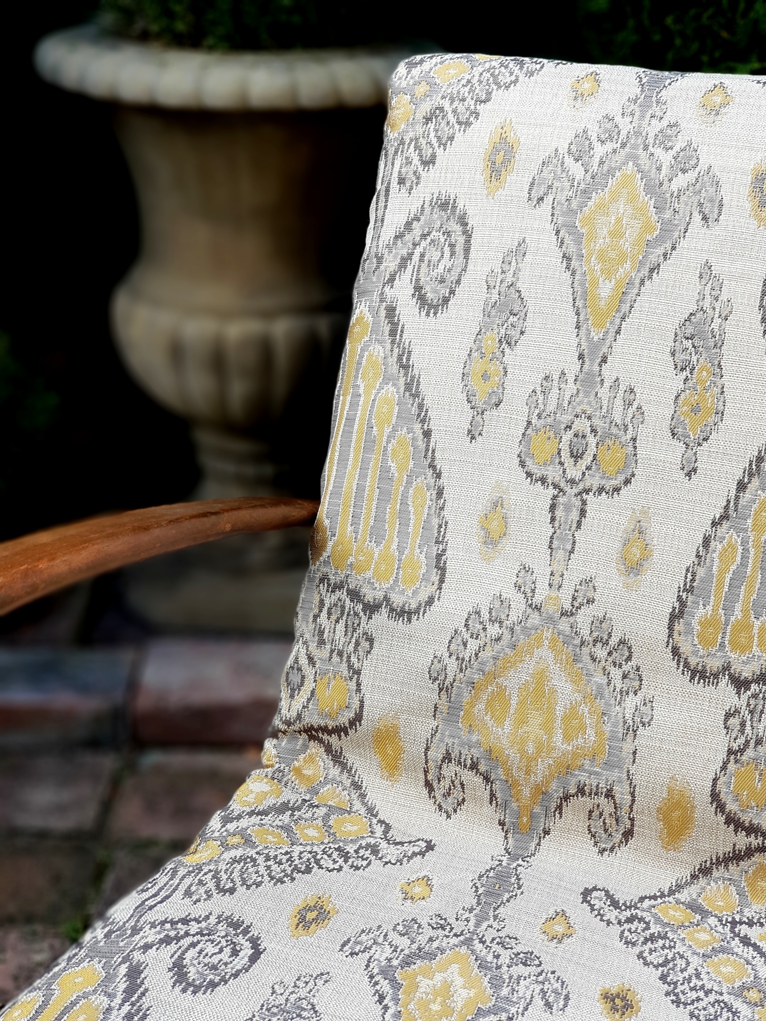 Okrové ornamenty na šedorežné