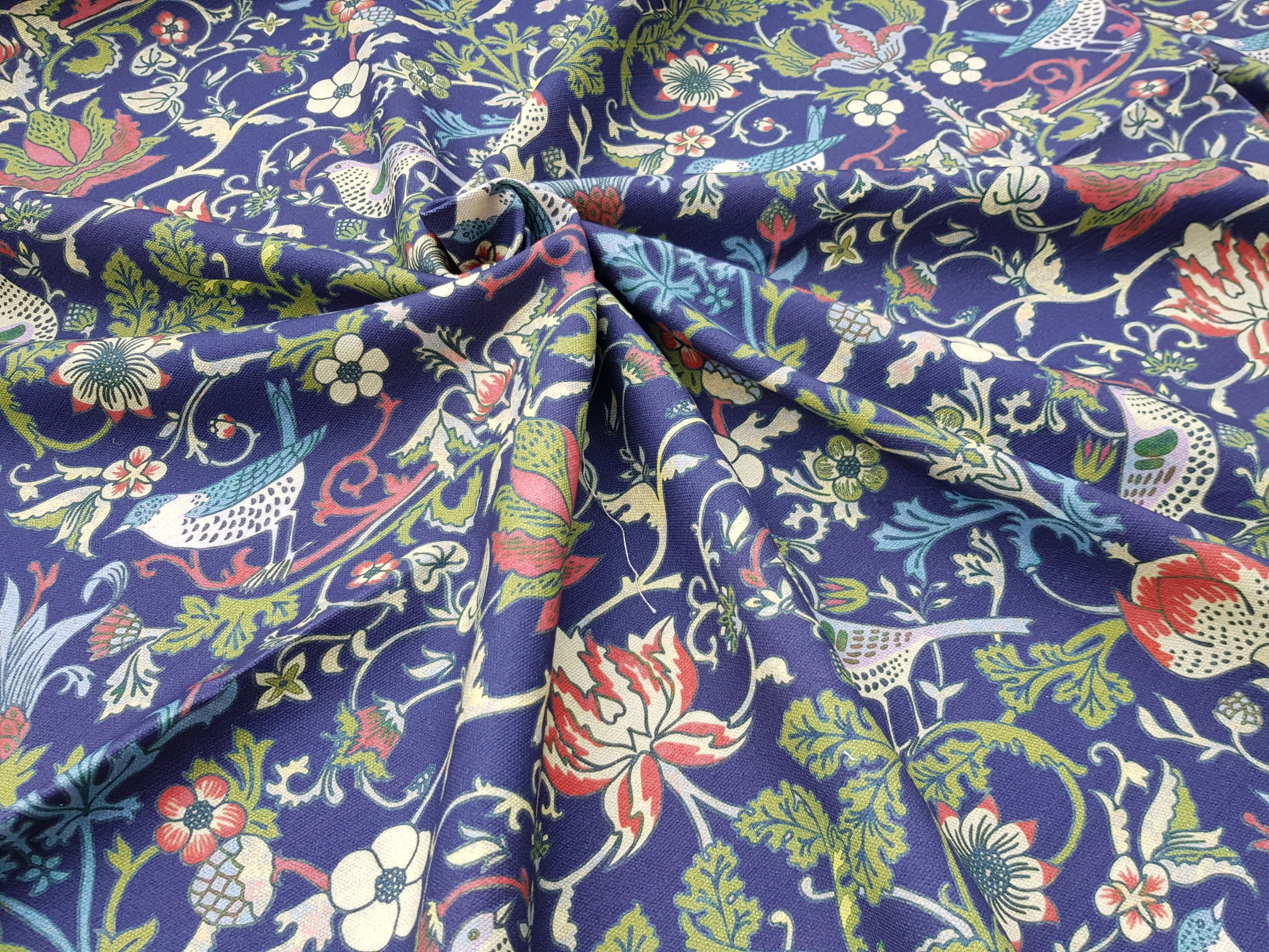 Květy a ptáci ve florální secesi na modré