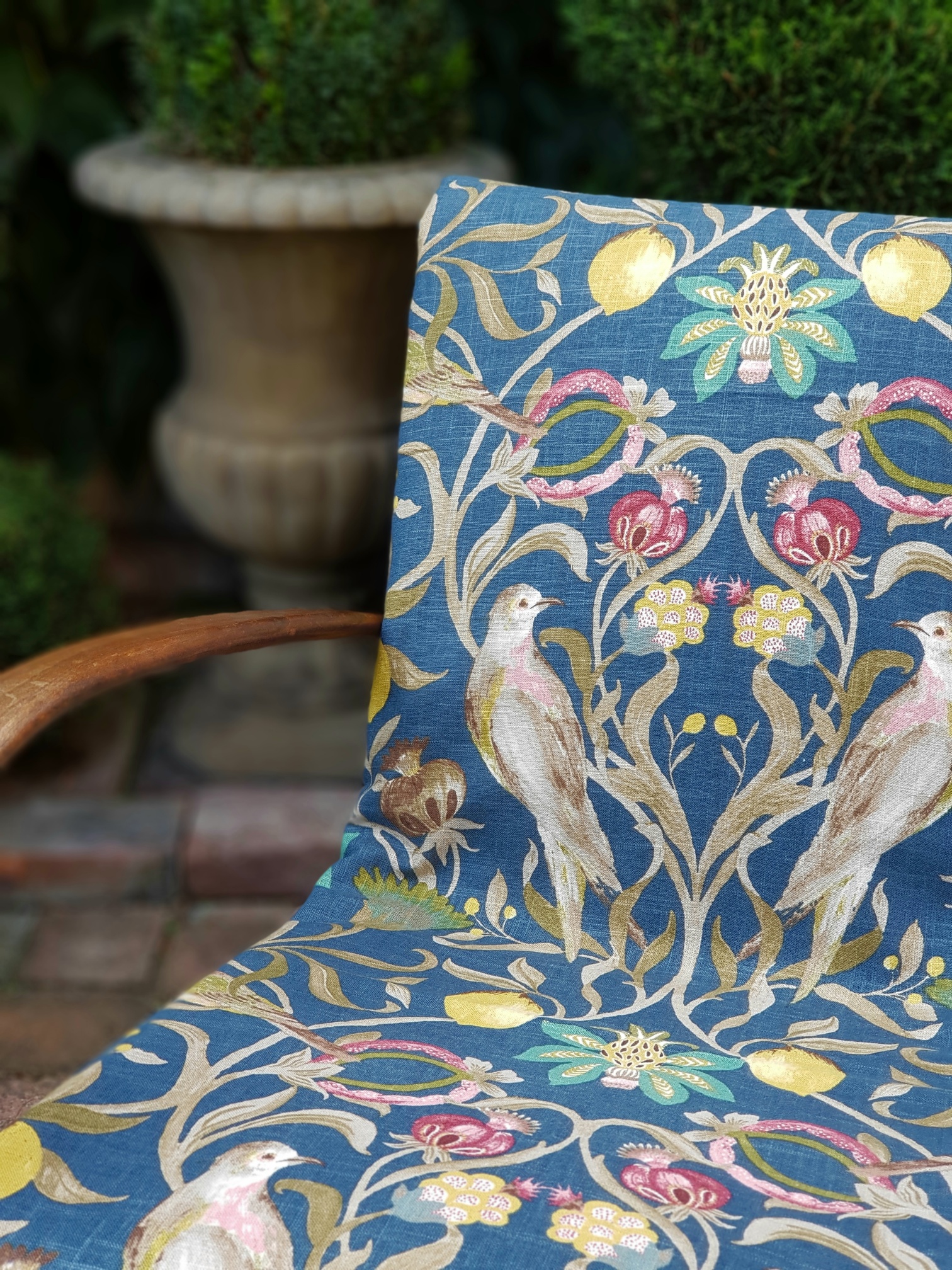 Plody a ptáci ve florální secesi na modré