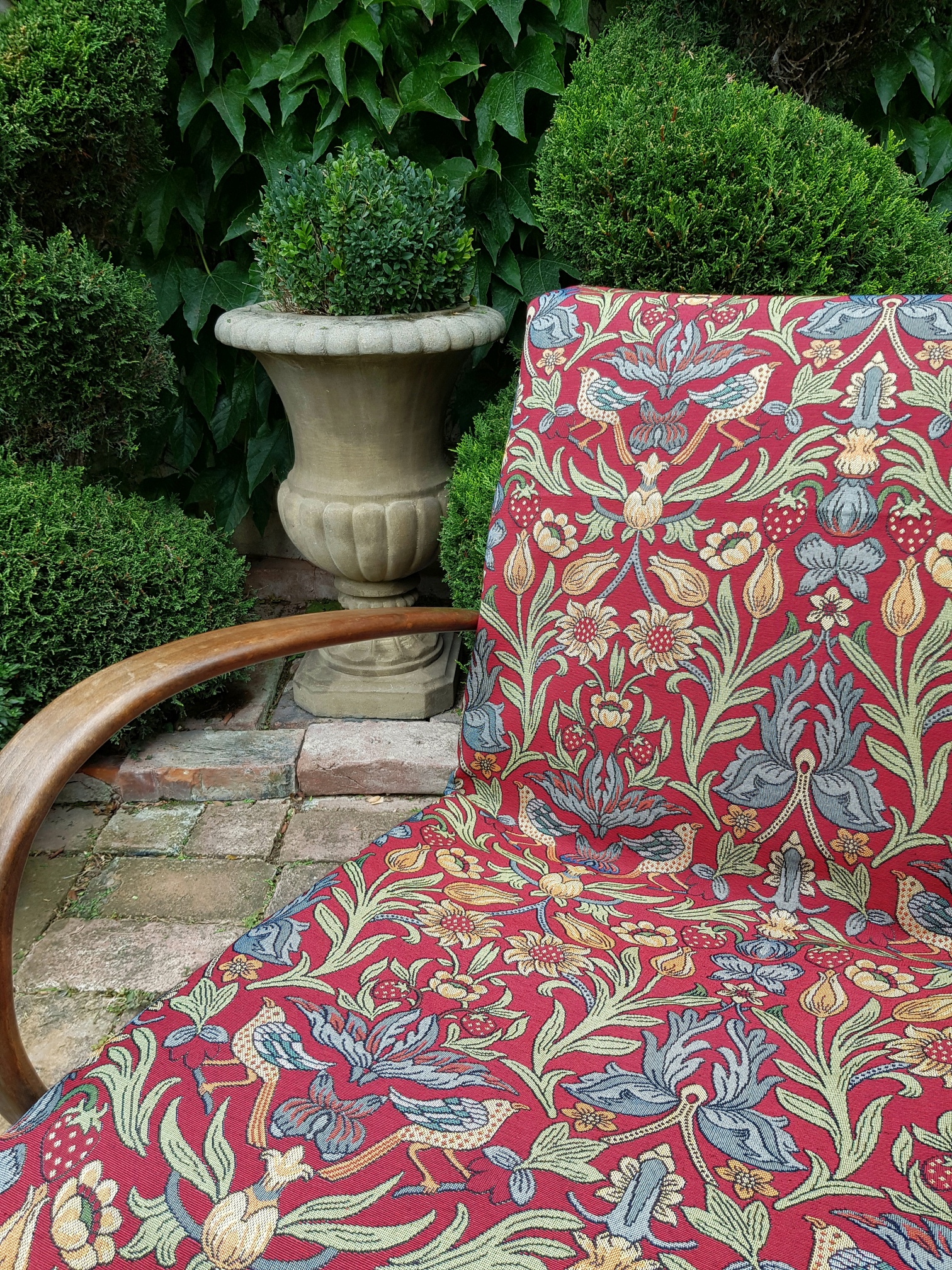 Plody a ptáci ve florální secesi na malinové červené