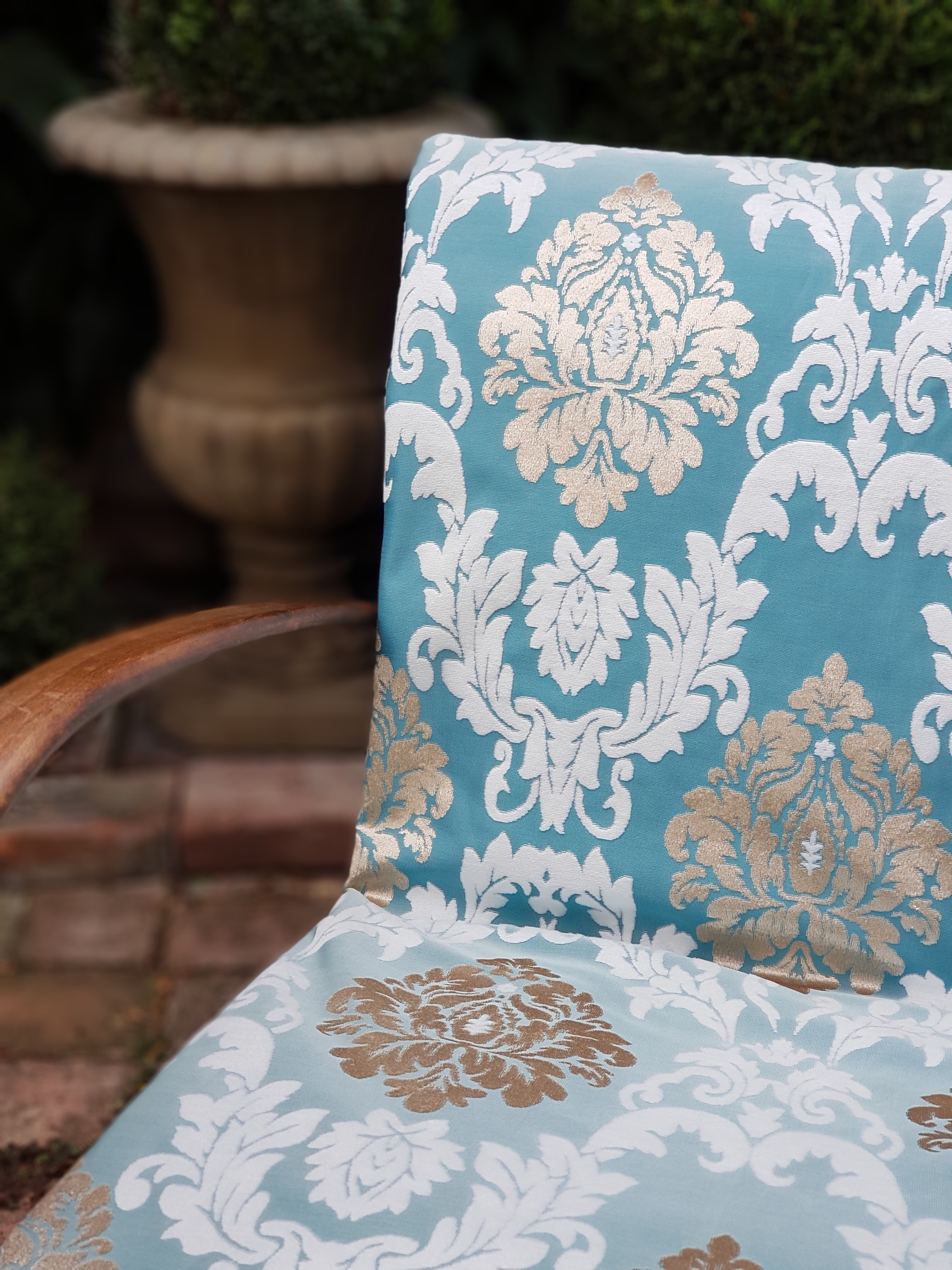 Damaškové motivy ve zlaté a bílé