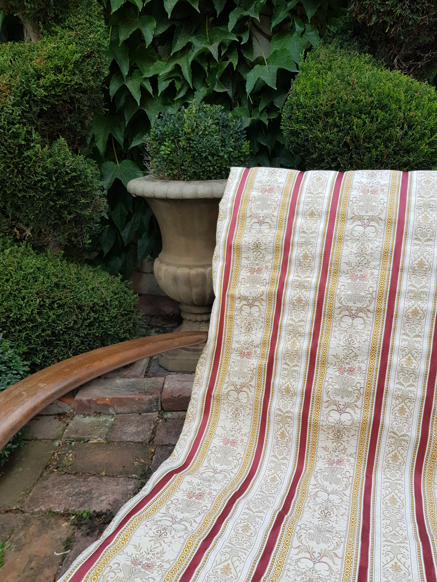 Tkané pruhy a ornamenty v cihlové