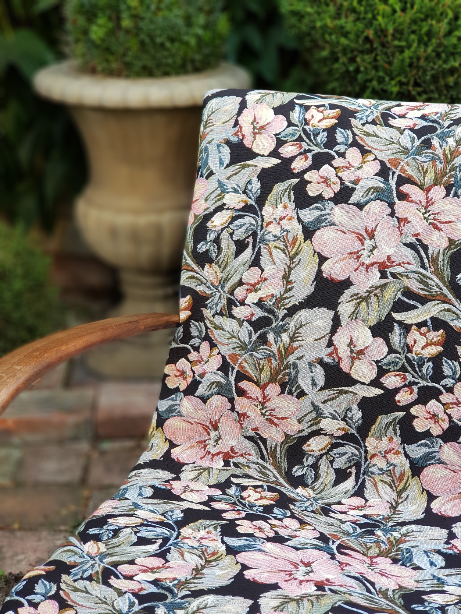 Květinová harmonie na černé