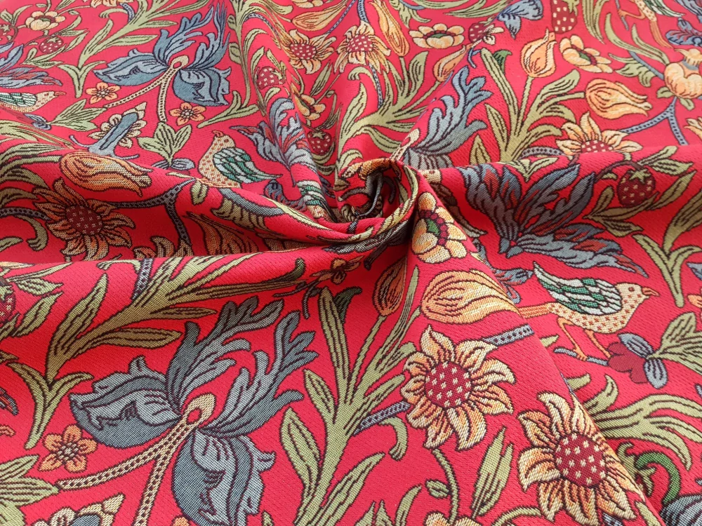 Plody a ptáci ve florální secesi na syté červené