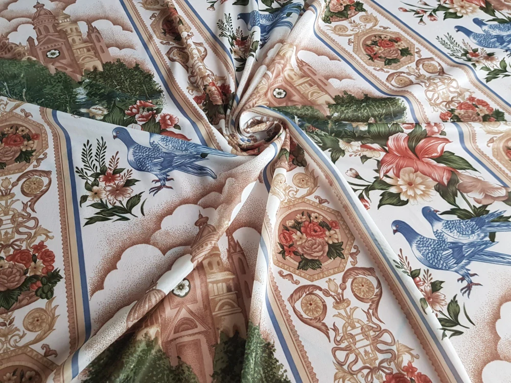 Ornamenty s květy, ptáky a architekturou v pruzích