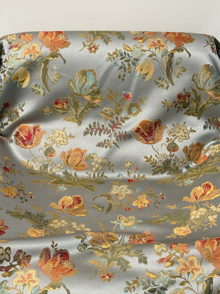 Tkané květy na stříbrnošedém podkladu